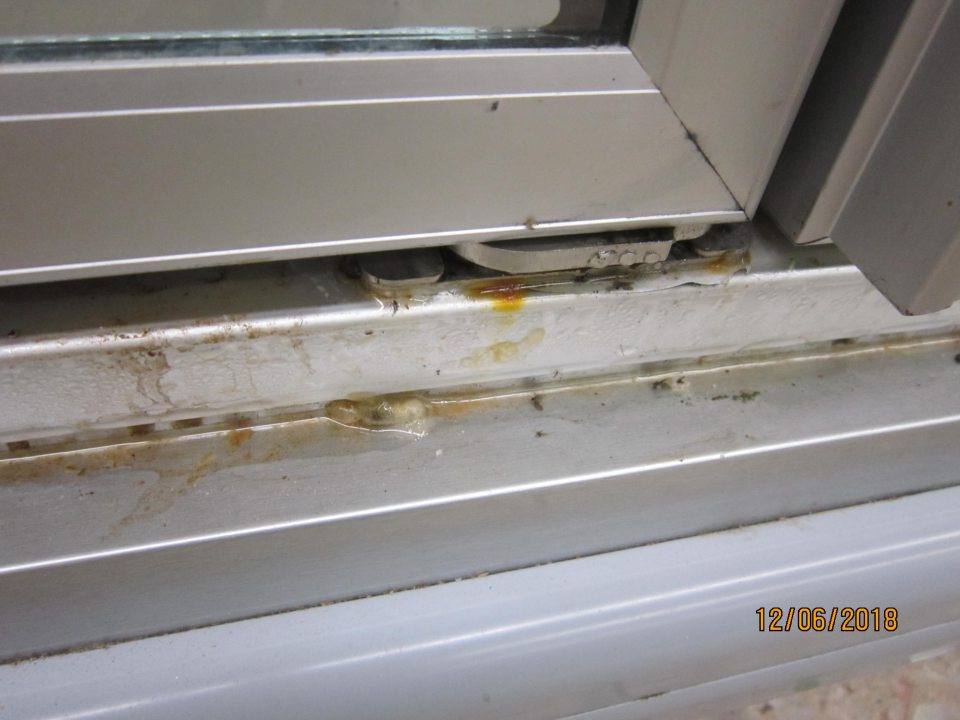 Mraziaca vitrína znečistená so známkami korózie
