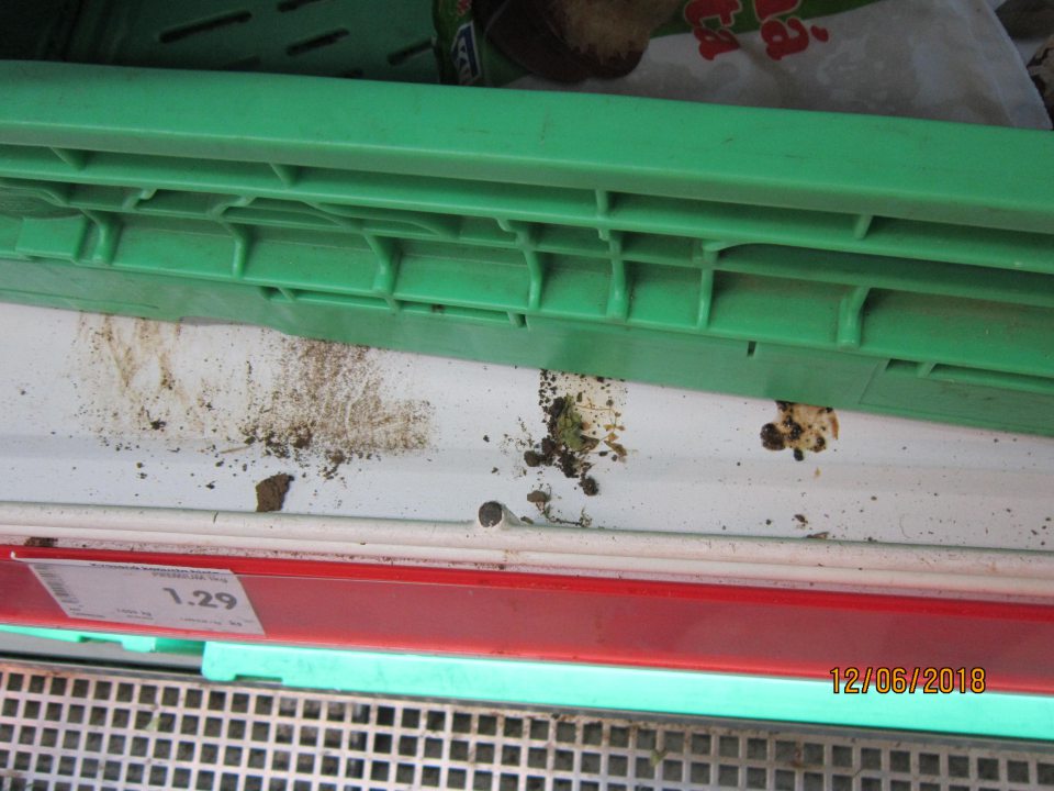 Chladiaca vitrína na zeleninu znečistená