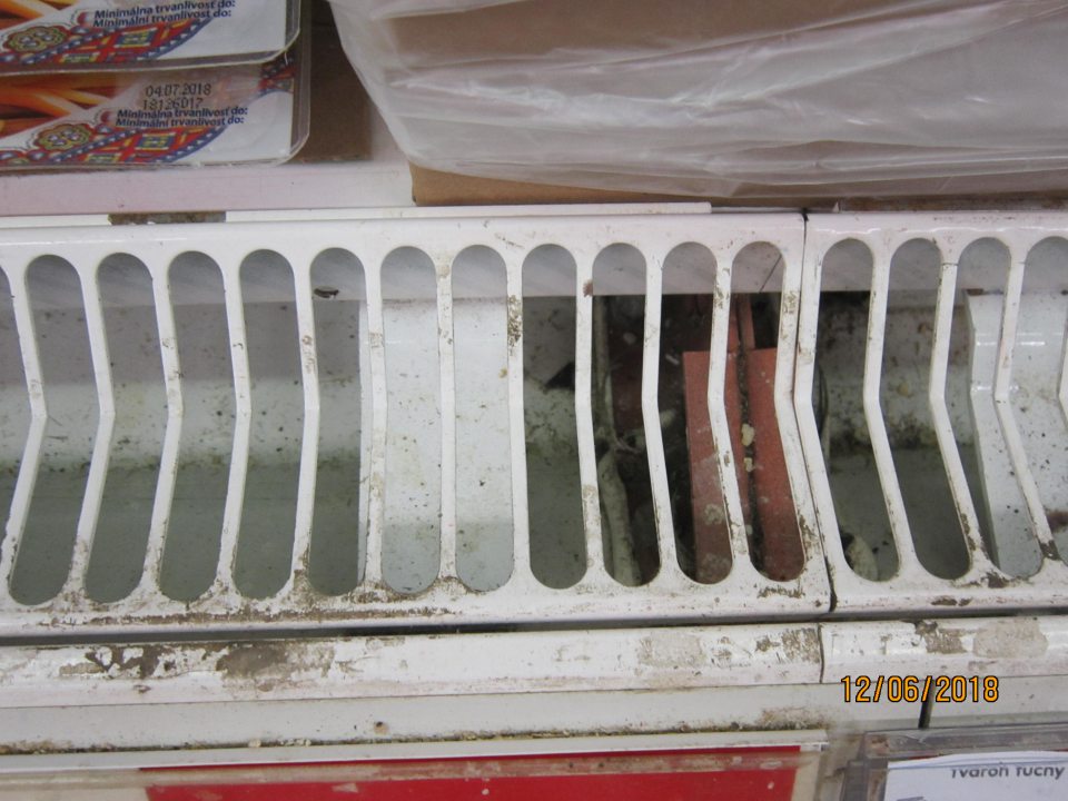 Chladiace vitríny znečistené