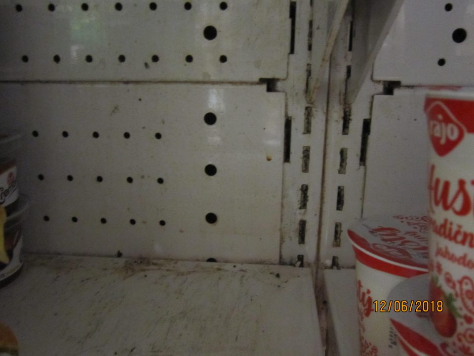 Chladiace vitríny znečistené plesňou