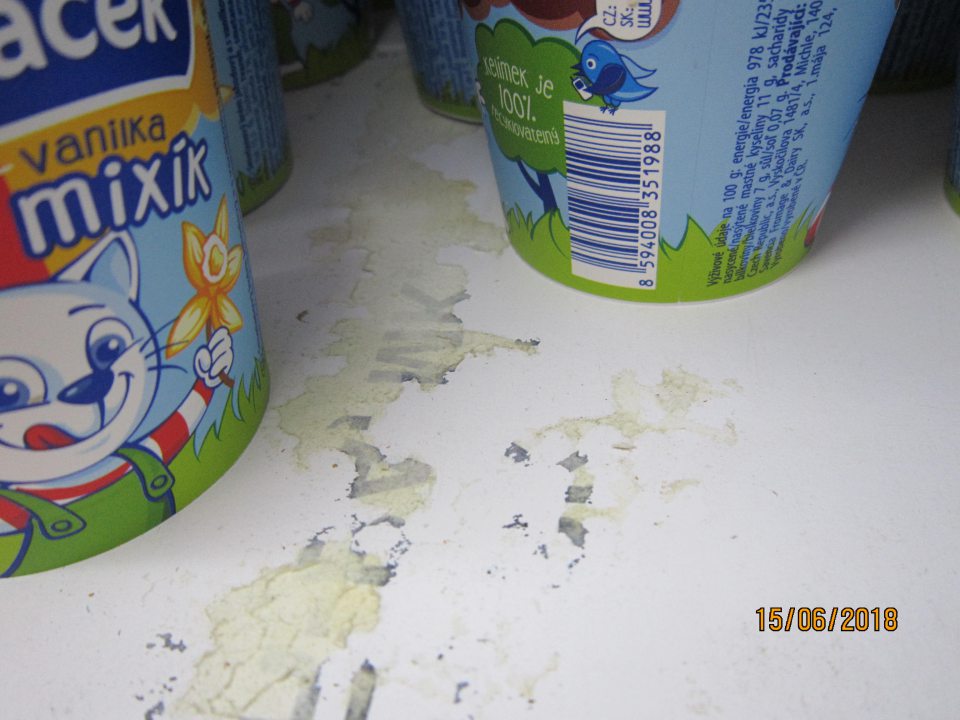 Chladiace vitríny znečistené