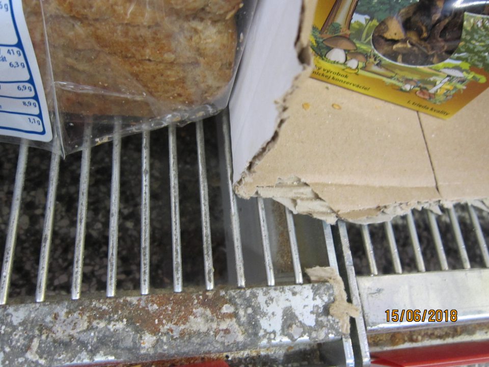 Regály skorodované