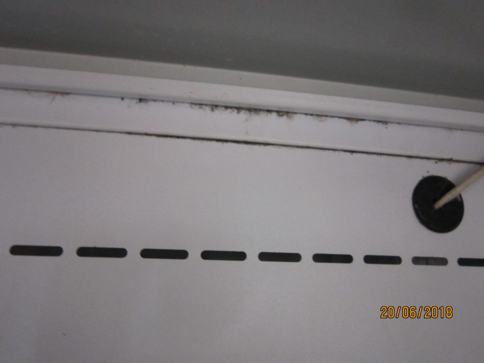 Chladiace vitríny znečistené