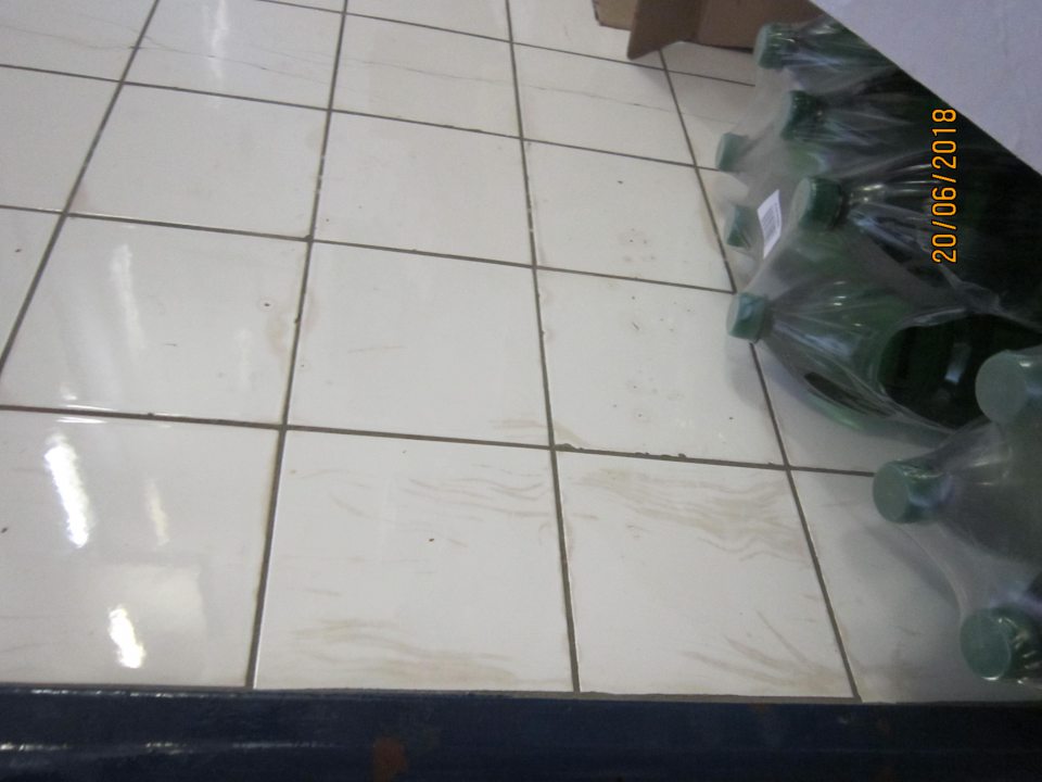 Steny v zázemí znečistené, poškodené