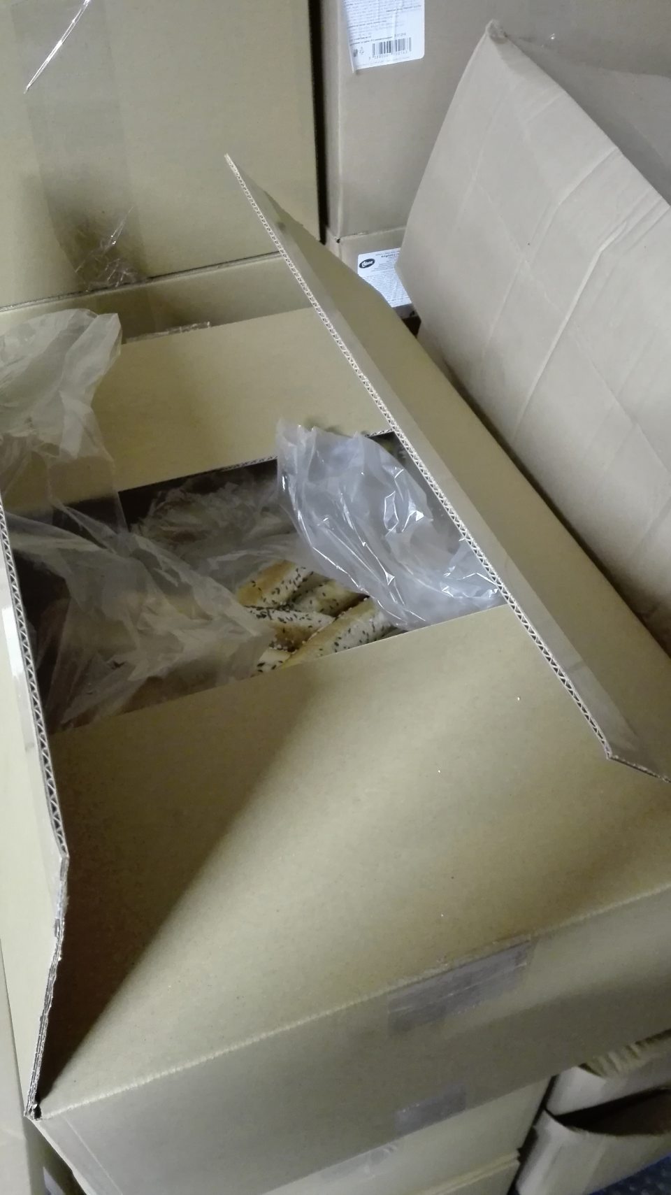 Mrazené pekárske polotovary skladované mraziacom boxe v otvorených krabiciach a igelitových obaloch, teda nechránene pred vplyvom okolitého prostredia, kontamináciou a vysúšaním.