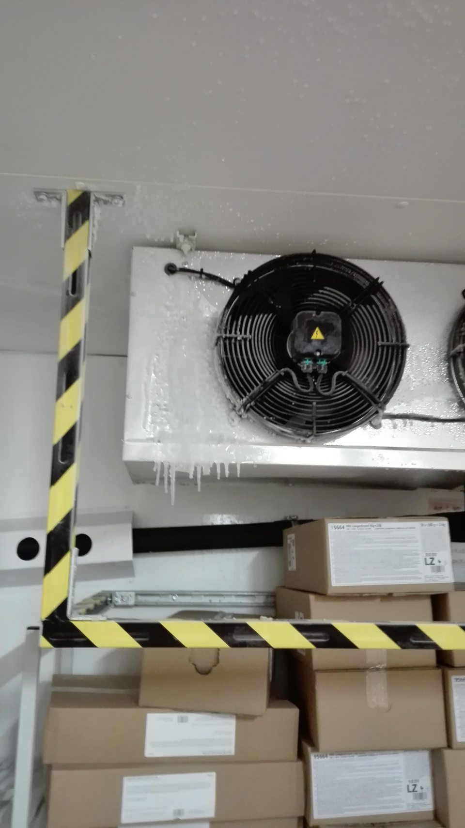 Námraza na agregáte v mraziacom boxe oddelenia dopekania pekárskych polotovarov.