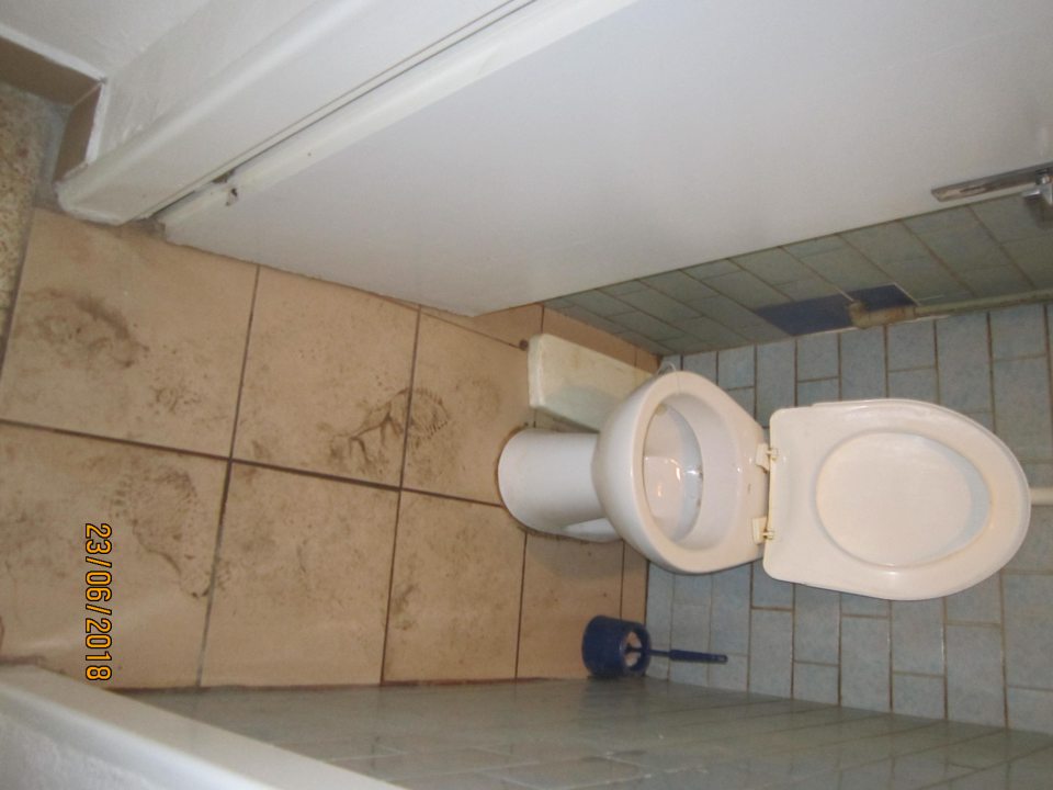 Podlahy znečistené