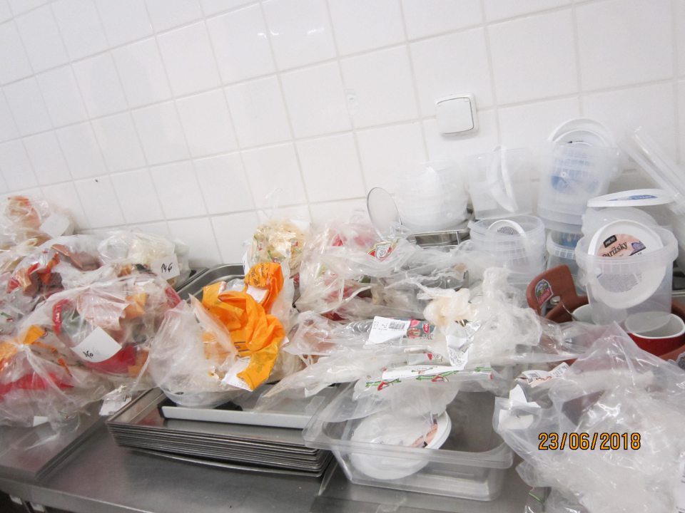 Prípravovňa lahôdok - nehygienické skladovanie originálnych etikiet, veľký výskyt múch