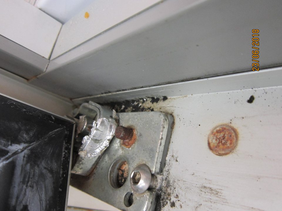 Mraziaca vitrína znečistená plesňou, korózia