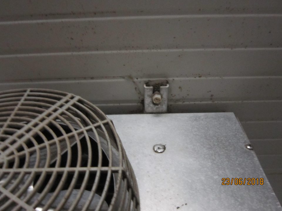 Chladiaci box v zázemí prevádzky znečistený plesňou