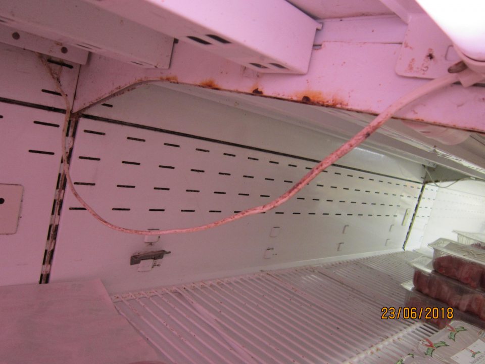 Chladiace vitríny znečistené plesňou, korózia