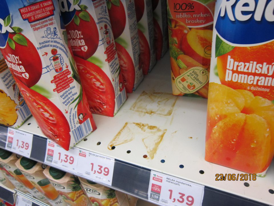 Regály znečistené, zatečené