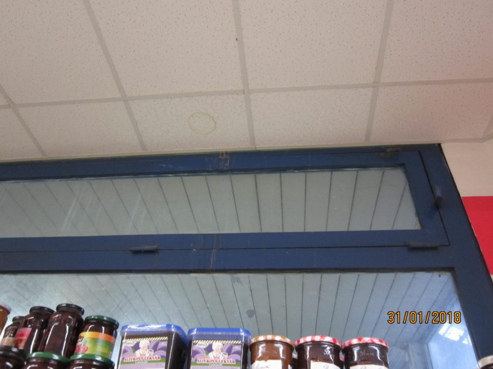 V prevádzke zatečené stropné kazety, znečistené okno. 