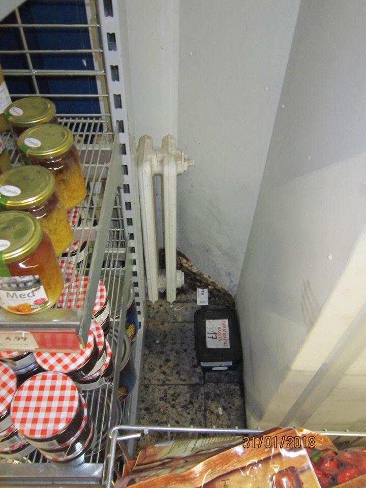 Znečistená podlaha na predajnej ploche.