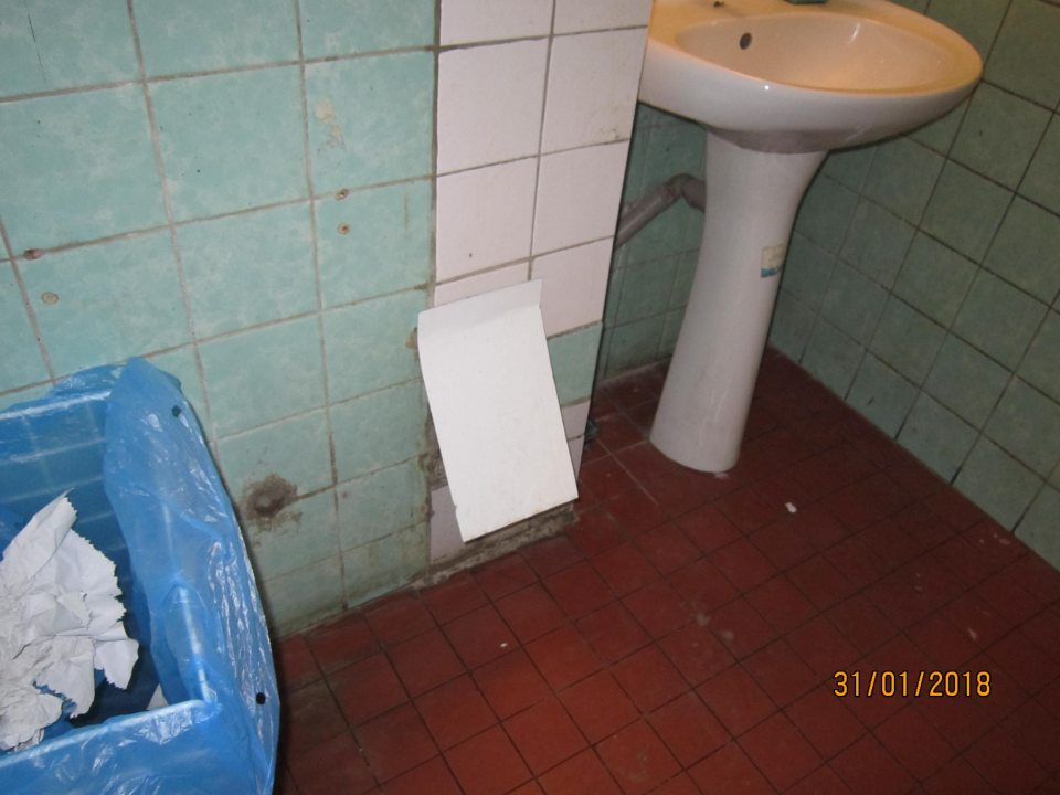 Znečistená a neudržiavaná toaleta v prevádzke.