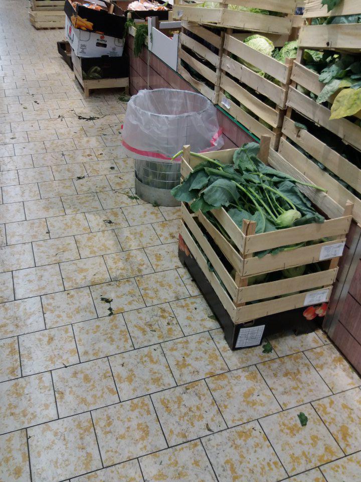 Znečistená podlaha v mieste vystavovania zeleniny na predajnej ploche.