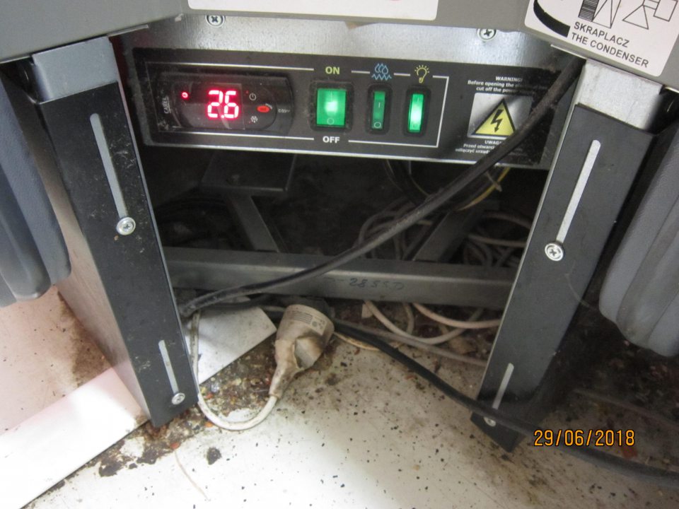 Podlaha pod lahôdkarským pultom znečistená
