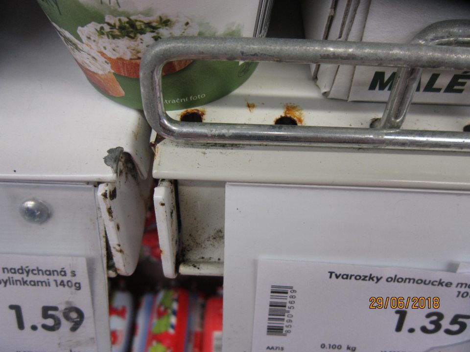 Chladiace vitríny znečistené plesňou