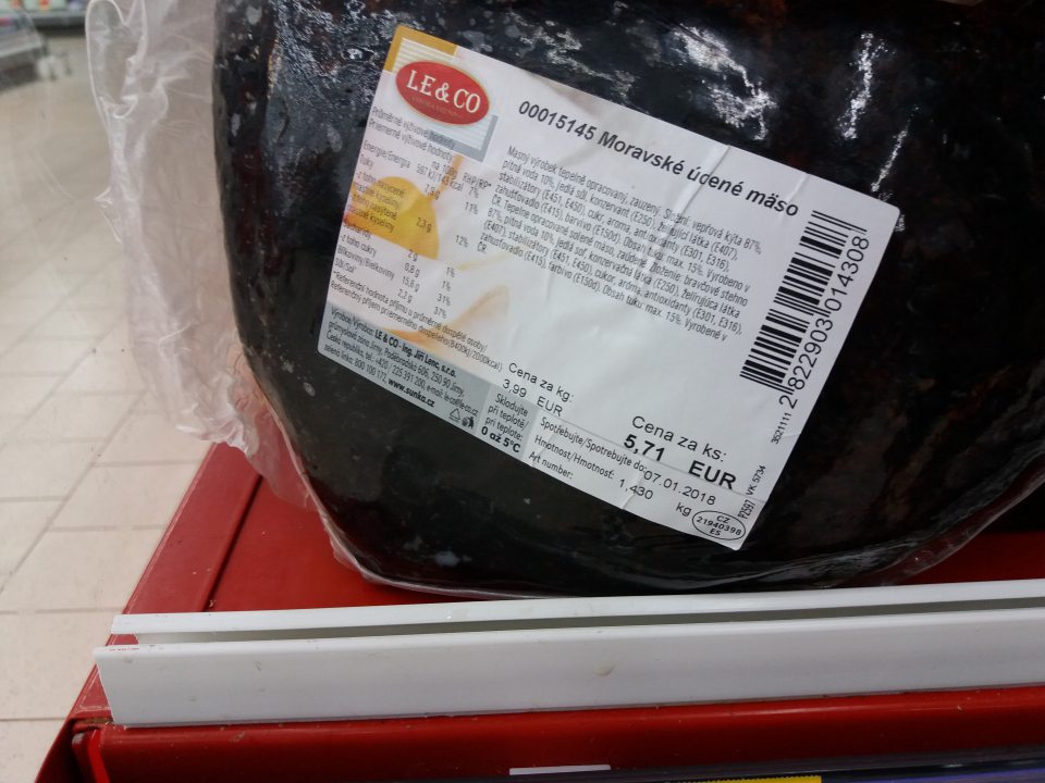 Výrobok Moravské údené mäso ponúkaný na predaj po uplynutí dátumu spotreby.