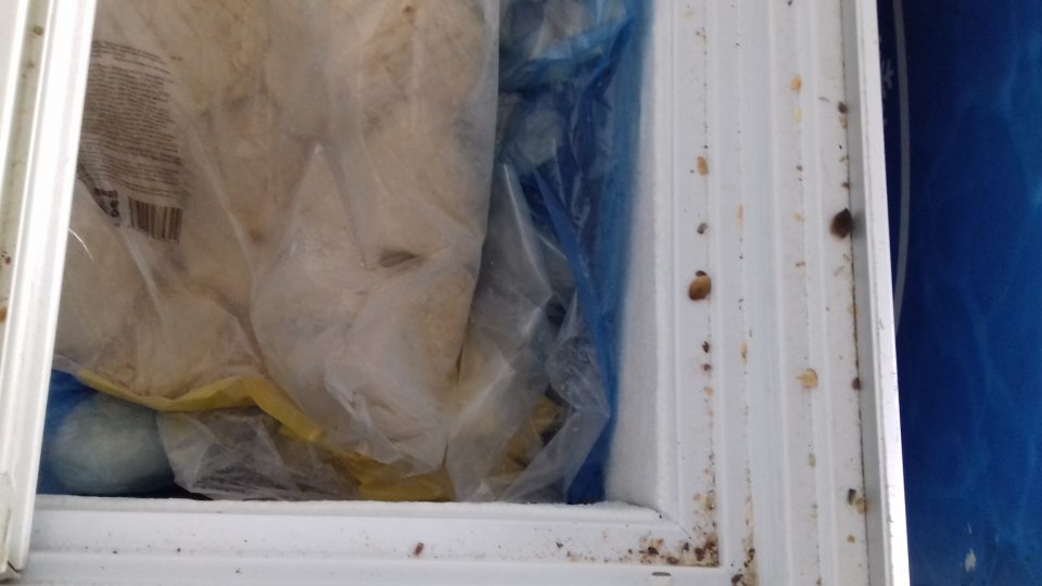 Mraziace vitríny na dopek znečistené, s hrubou námrazou