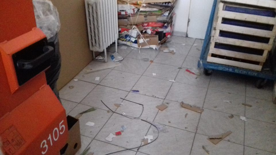 Podlahy v sklade znečistené
