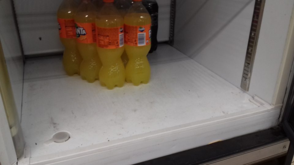 Znečistené chladiace vitríny