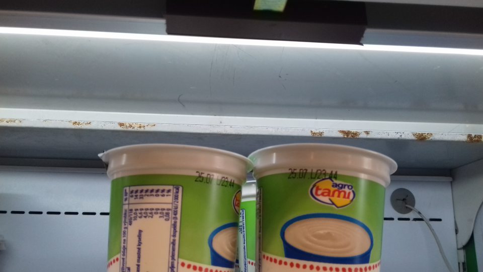 Chladiace vitríny znečistené