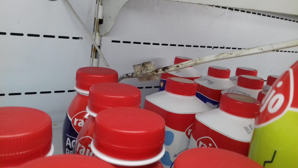 Chladiace vitríny znečistené