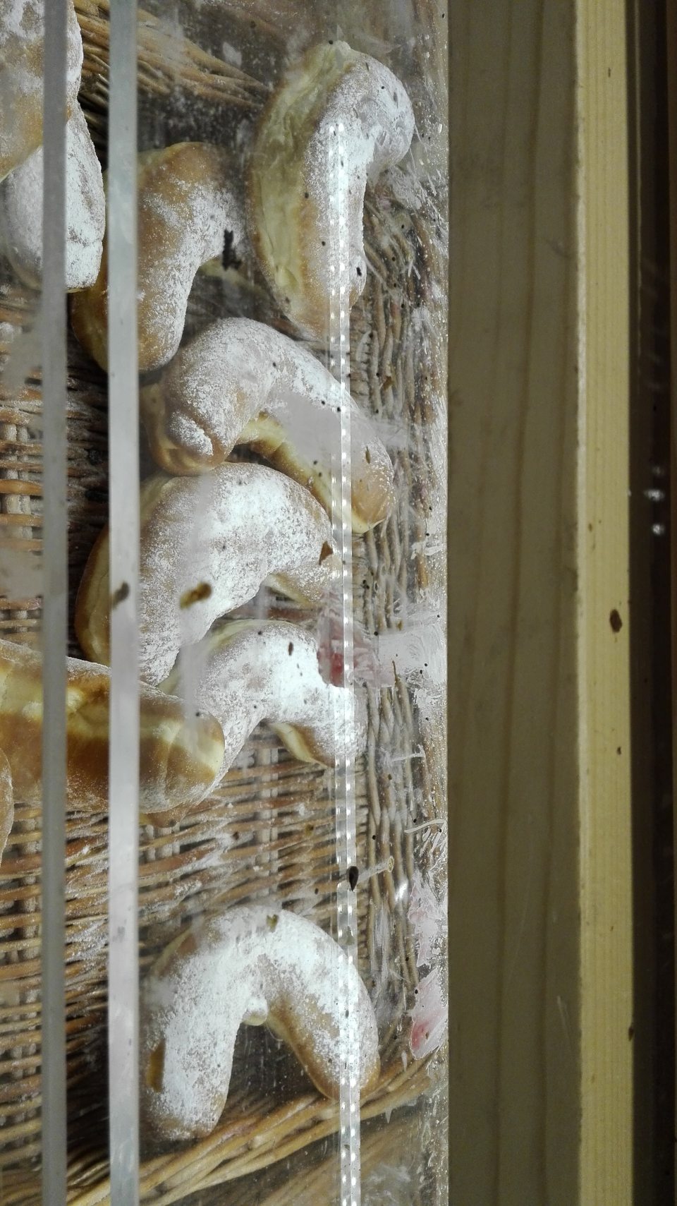 Znečistené plastové kryty zásobníkov pečiva.