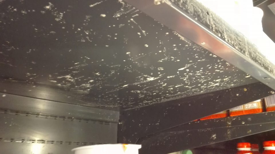 Znečistené chladiace vitríny s ponukou mliečnych výrobkov.