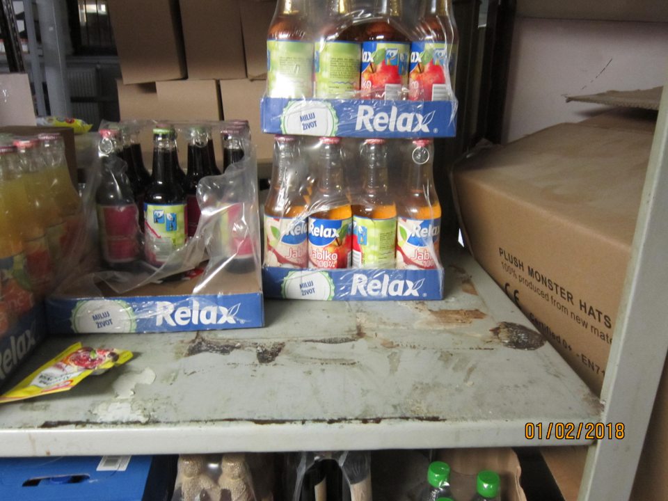 V prevádzke znečistený regál.