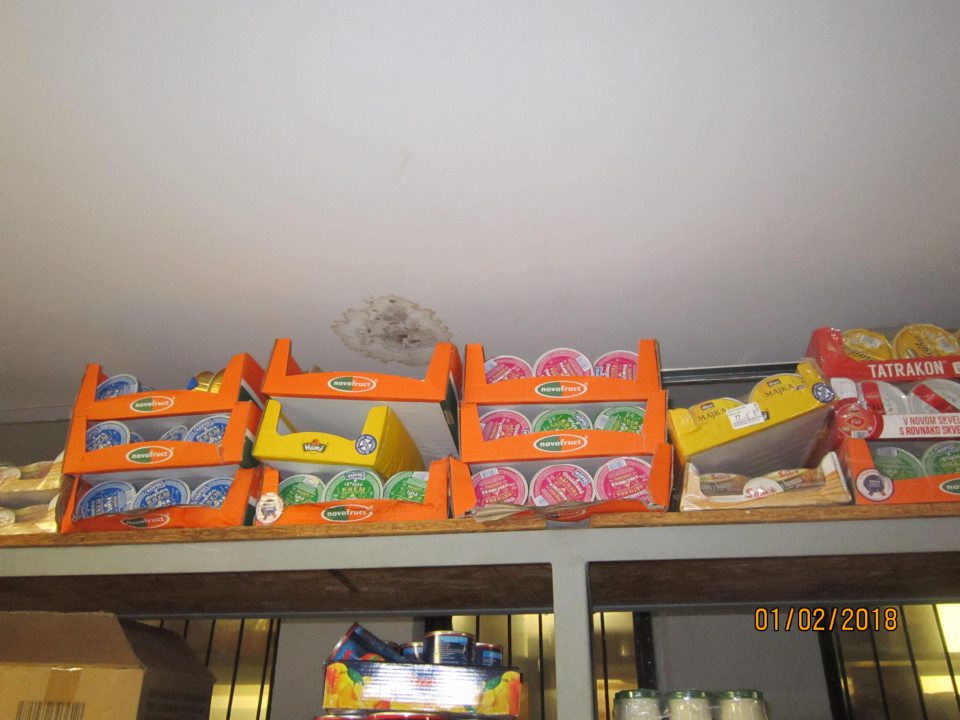 V prevádzke zatečený strop s porasom plesne.