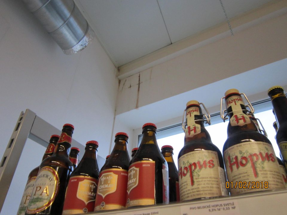 V prevádzke znečistená stena.