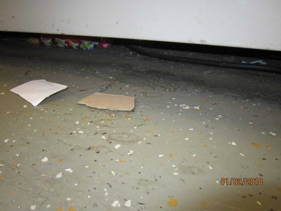 V prevádzke znečistená podlaha.