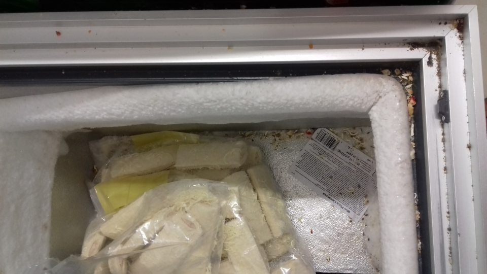 Mraziaci box na dopek znečistený, hrubá námraza