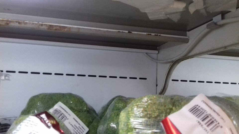 Chladiace vitríny na predajnej ploche znečistené plesňou, korózia
