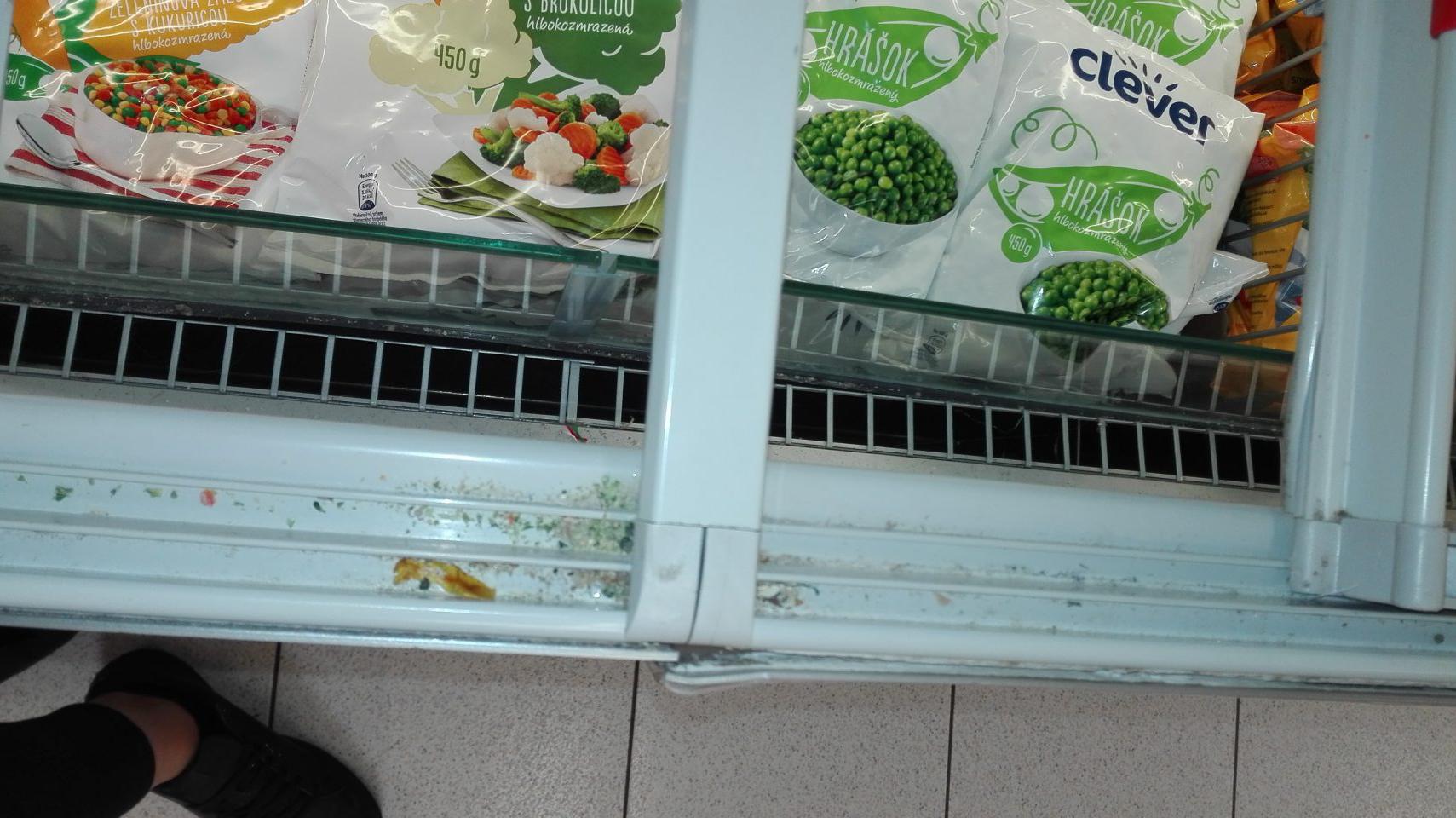 Znečistené vodiace lišty pre posuvné dvere mraziacej vane na predajnej ploche.