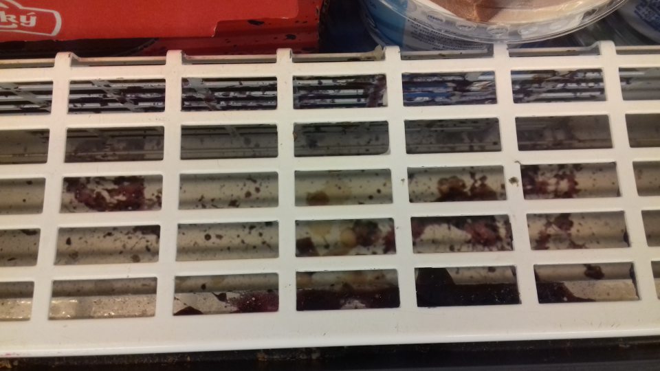 Znečistené chladiace vitríny na predajnej ploche