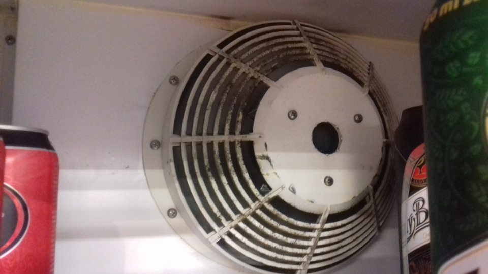 Plesňou znečistené vitríny na nealko nápoje