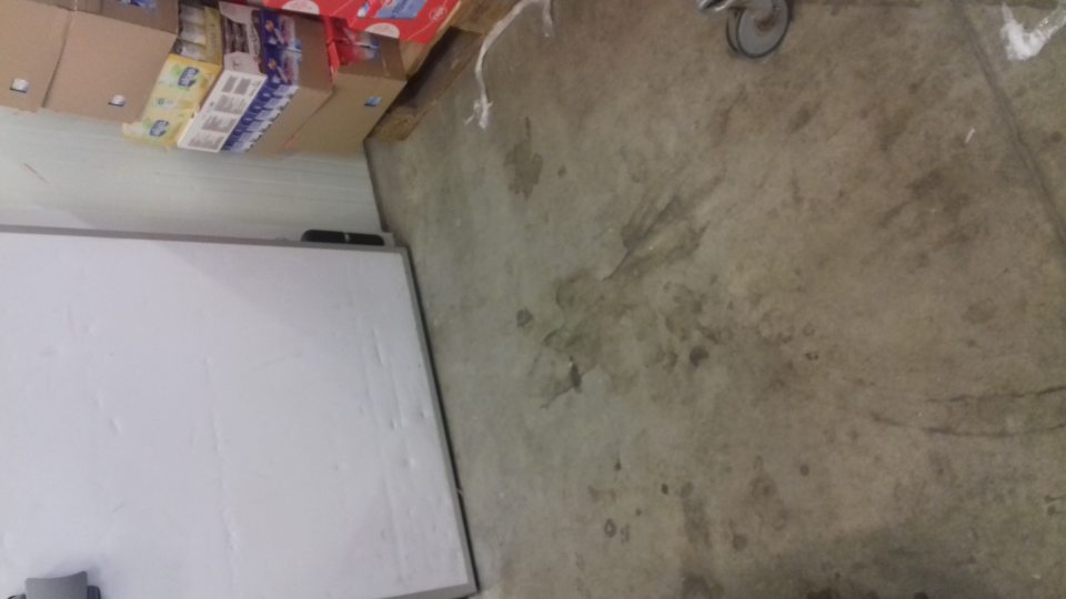 Podlahy znečistené