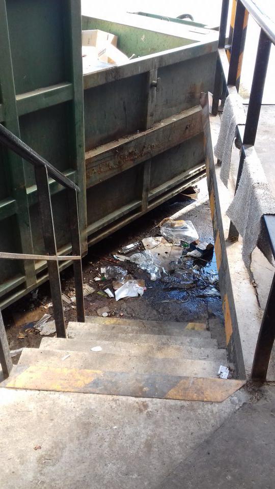 Priestor v okolí kontajnera na odpad znečistený