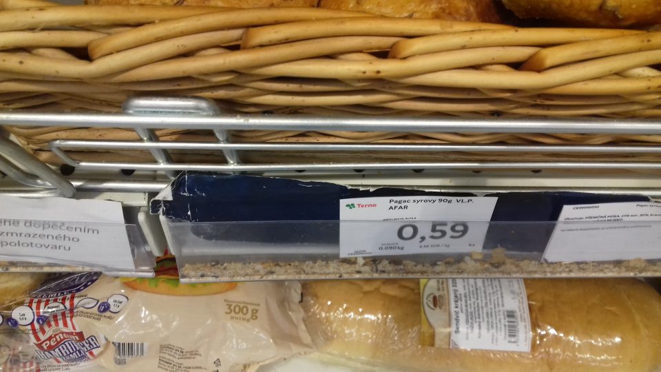 Regály s nebalenými pekárskymi výrobkami znečistené hrubou vrstvou posypu a omrviniek