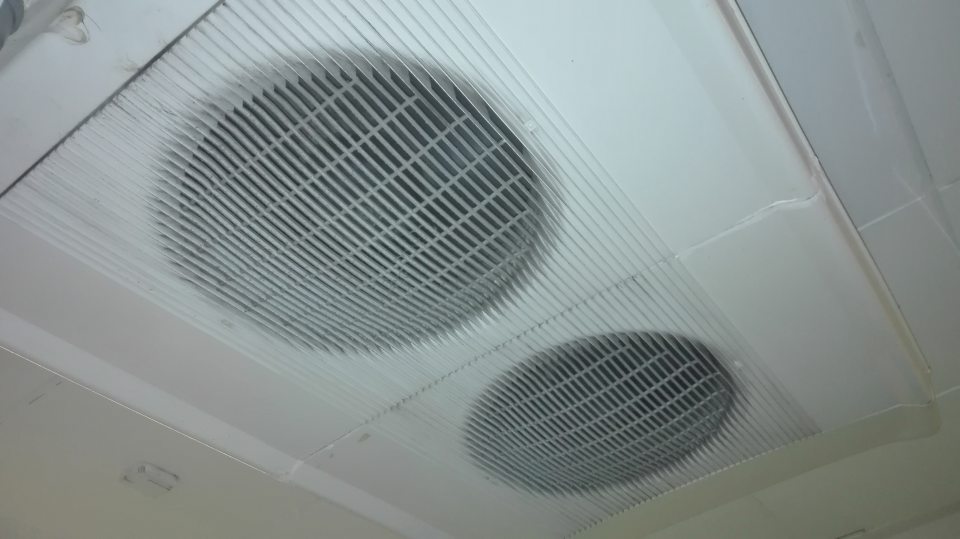 Znečistené mriežky ventilátora v prípravovni ovocia a zeleniny.