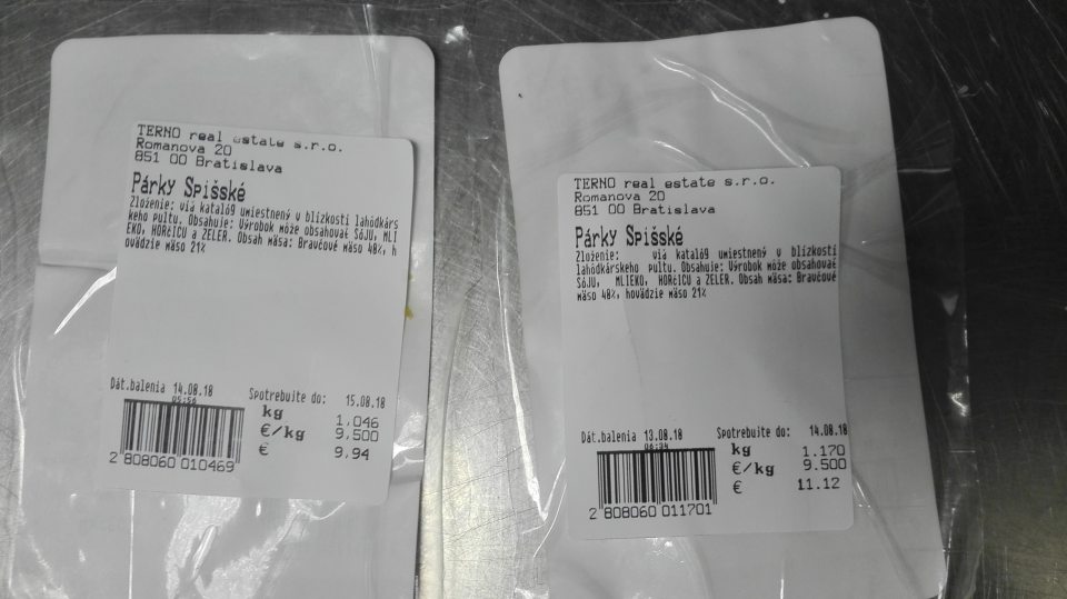 Do obslužného pultu vyložené 2 rôzne šarže výrobku s rozdielnym dátumom spotreby.