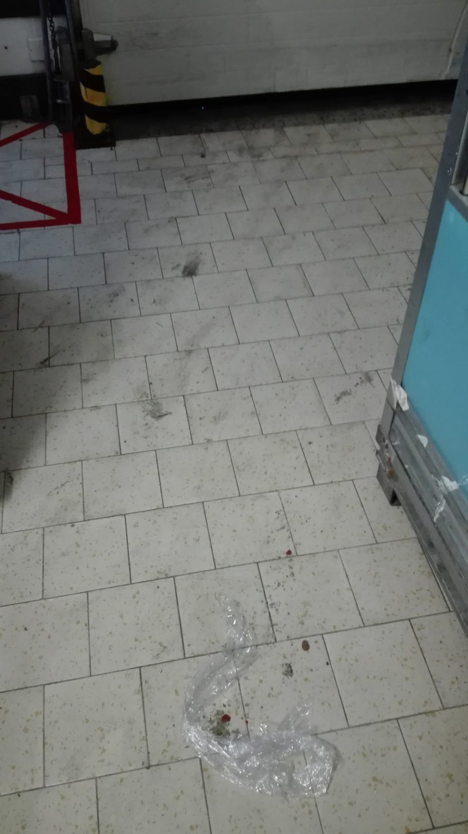 Znečistená podlaha v suchom sklade.