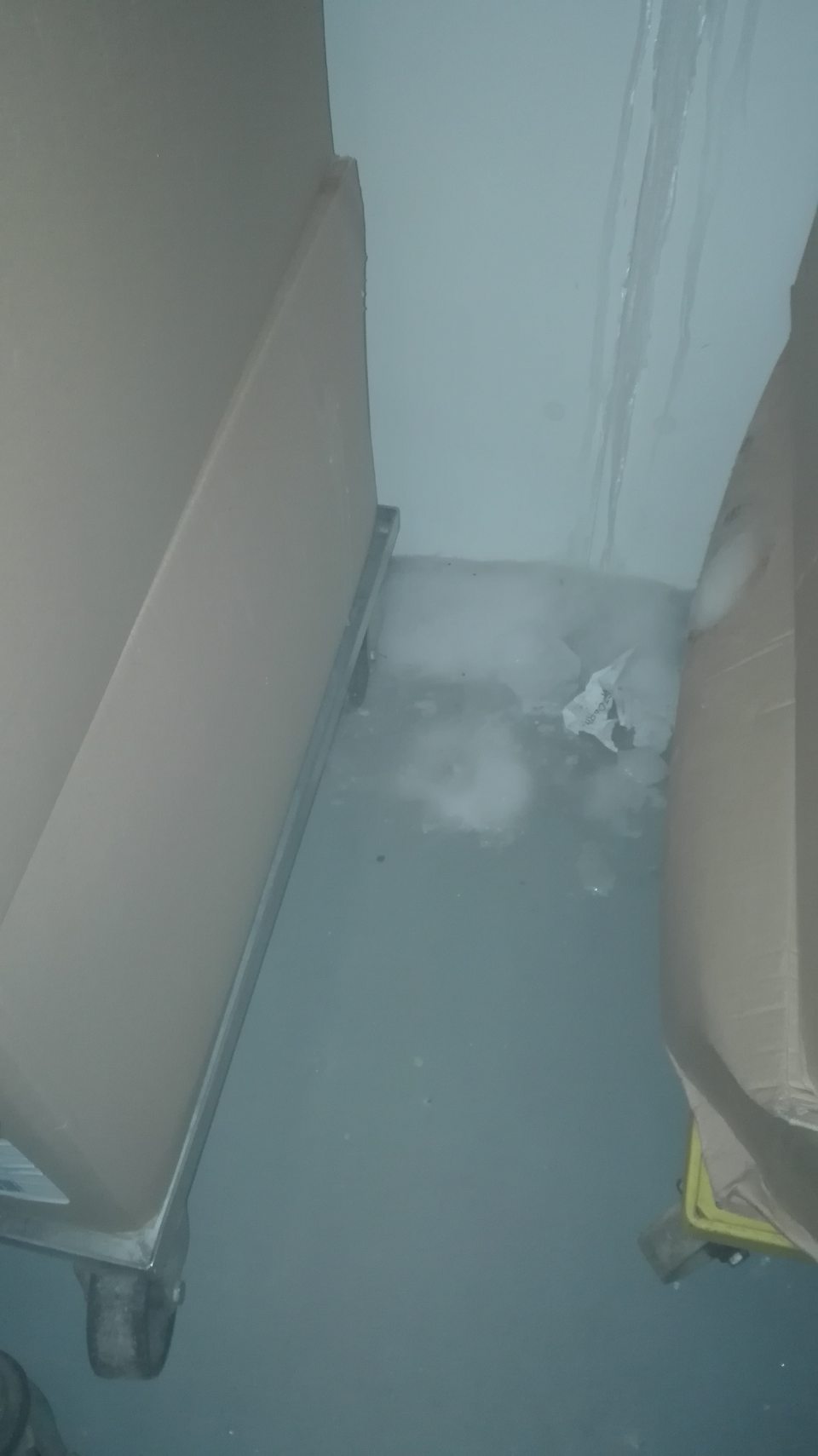 Výrazná námraza a zamrznutý kondenzát v mraziacom boxe pekárne.