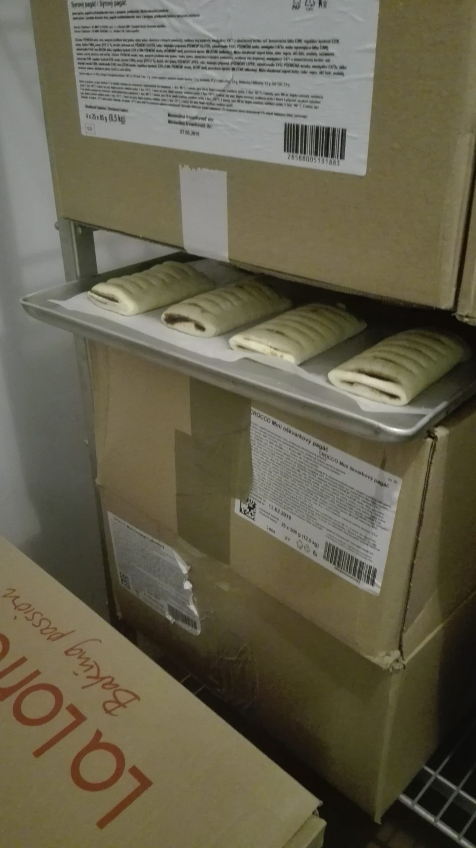Nehygienické skladovanie hlbokozmrazených pekárskych polotovarov v mraziacom boxe pekárne.