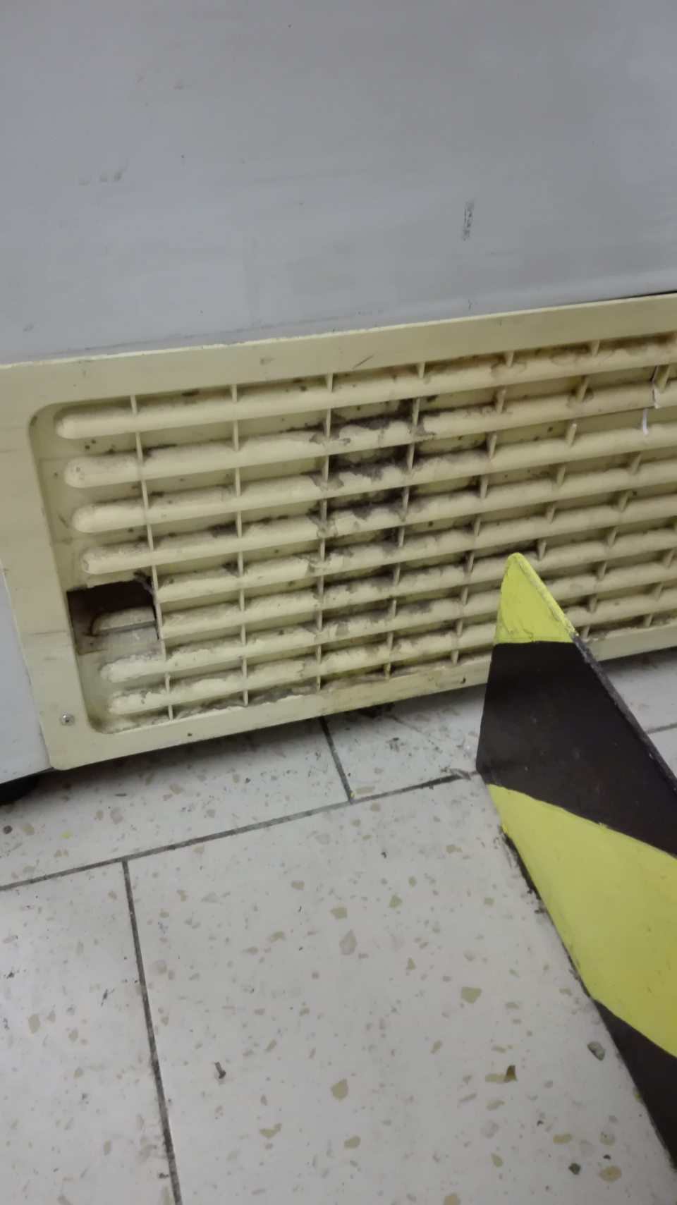 Znečistená mriežka z bočnej strany mraziacej vane.