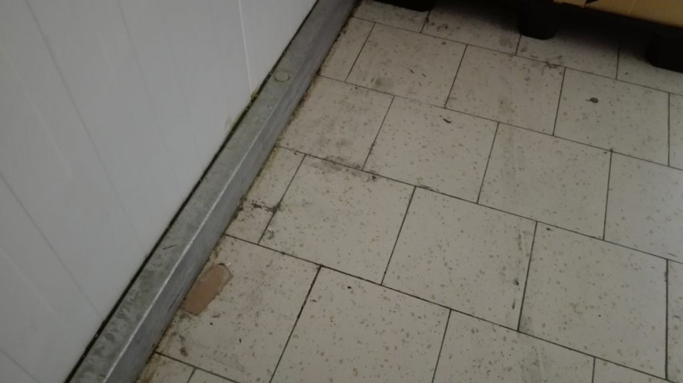 Znečistená podlaha v chladenom sklade MOPRO.
