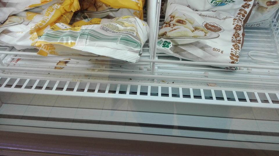 Znečistené dno mraziacej vitríny na predajnej ploche.